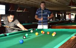 Spielen sich schon mal warm fürs Turnier: Mazi Shahverdi (links) und Denis Dimster vom Billardsportverein Pfullingen. FOTO: HOMO