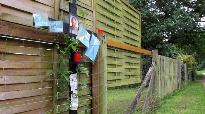 Ein Holzkreuz erinnert an den erschossenen Rentner. Foto: Birgit Reichert