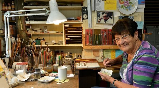 Hannelore Meisch-Künstner fertigt in ihrer Werkstatt in Reutlingen individuelle Werke für jeden Anlass.  FOTO: NIETHAMMER