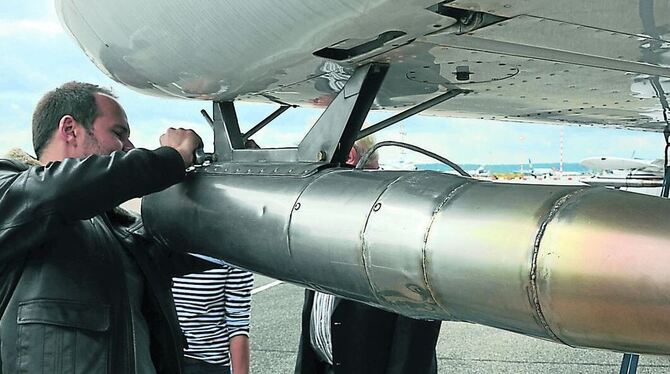 »Rauchtüte« klar zum Feuern: Berufspilot Markus Duwe prüft den Rauchentwickler an der linken Tragfläche. Dieses Jahr flog er zeh