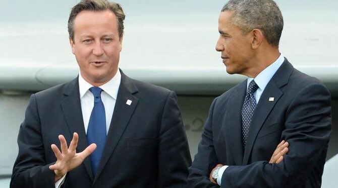 Der britische Premier David Cameron unterhält sich mit dem US-Präsidenten Barack Obama. Foto: Facundo Arrizabalaga