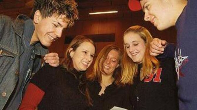 Sollen sich »einmischen«: Mitglieder des neuen Jugendgemeinerats bei der konstituierenden Sitzung.	GEA-FOTO: MARKUS NIETHAMMER