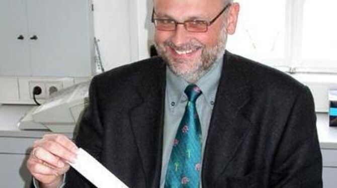 Weil die Post den Automaten abgebaut hat, gibt's Briefmarken bei Dieter Girrbach.  Foto: ki