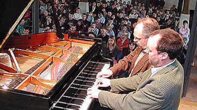 Offiziell wurde Münsingens neuer Konzertflügel in der Zehntscheuer bereits am Montag vom Klavierduo Volker und Hans-Peter Stenzl