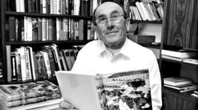 Stolzes Ergebnis Jahre langer Nachforschungen und Dokumentation: Heinz Reiff präsentiert der Öffentlichkeit am Freitagabend sein