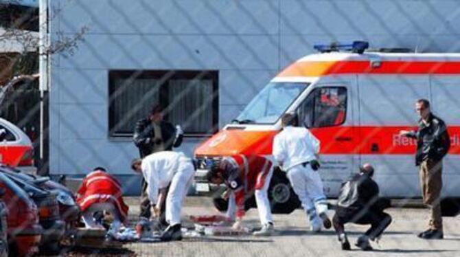 Lebensgefährliche Verletzungen erlitten zwei Männer bei einer Schießerei im Industriegebiet West; das Gelände wurde für die Arbe