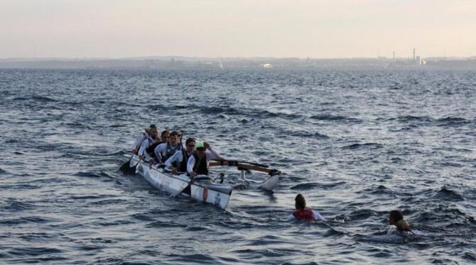 Teilnehmer schwimmen beim fliegenden Wechsel vor Bornholm zum Ausleger-Boot bei der 1. Baltic Outrigger Challenge. Foto: Tour