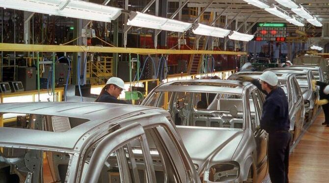 Arbeiter in der Fertigungshalle des deutschen Automobilherstellers Mercedes-Benz in Tuscaloosa im US-Bundesstaat Alabama. Fot