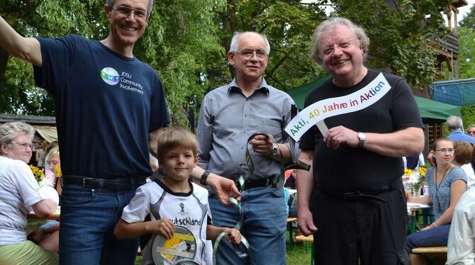 Der Film ist fertig: Als Symbol für die Spende überreichten Reinhard Beneken (links) und Hanns Frère (Mitte) von der JDSU-Möbeli