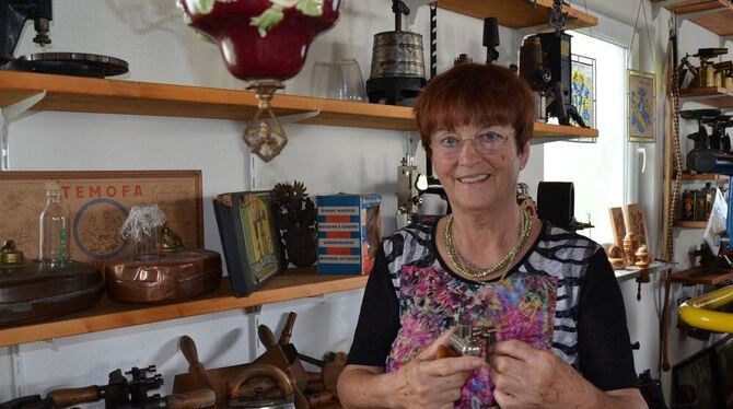 Carin Fetzer inmitten ihrer Sammlung an historischen Gerätschaften für Landwirtschaft und Haushalt. In der Hand hält sie ein alt Carin Fetzer inmitten ihrer Sammlung an historischen Gerätschaften für Landwirtschaft und Haushalt. In der Hand hält sie ein alt