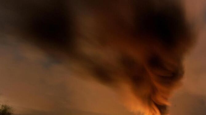 Ein riesiger Rauchpilz steht über der brennenden Fabrik in Ritterhude. Foto: Ingo Wagner