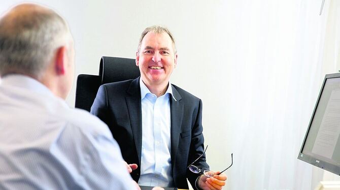 Outplacement-Berater Christoph Henties im Gespräch mit einem Klienten. FOTO: AG
