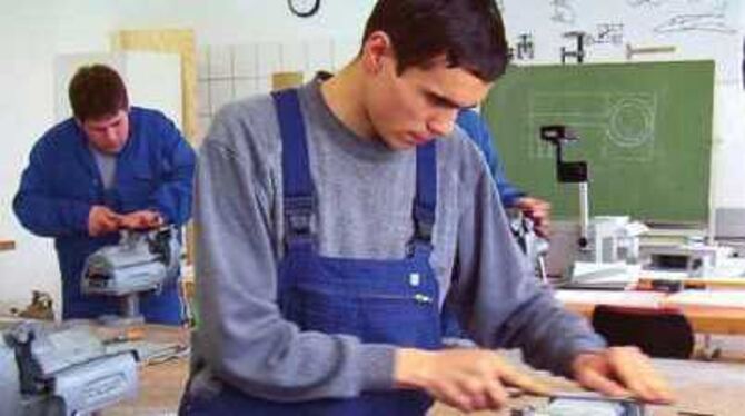 Einer der Teilnehmer des berufsvorbereitenden Förderlehrganges »Metall« bei der Arbeit an der Werkbank. Foto: Ströhl