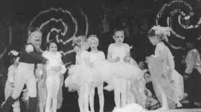 Junge Ballerinas bewegten sich anmutig und spielten Szenen in einem verzauberten Puppenladen. Foto: reh