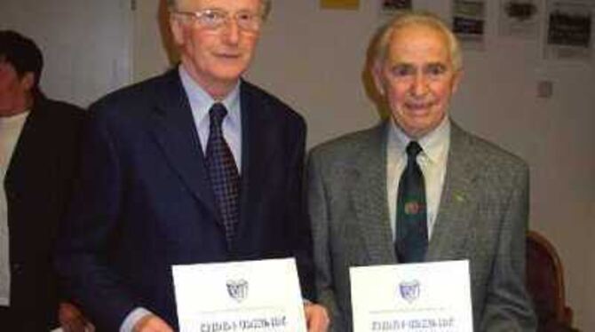 Sie stehen für insgesamt 130 Jahre Mitgliedschaft beim TSV Gomaringen: Kurt Haas (rechts) und Kurt Fauser. Foto: alm