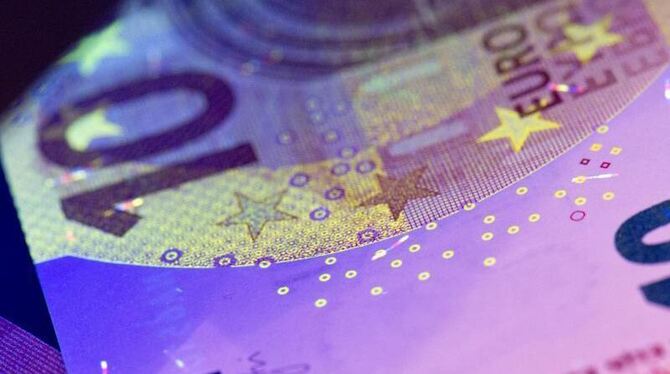 Die neue 10-Euro-Banknote wird ab dem 23. September in Umlauf gebracht. Foto: Boris Roessler/Symbol