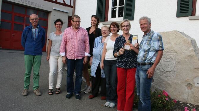 Eleonore Steinhilber übergibt das goldene Säckchen mit 1 500 Euro an Jochen Wagner. Der nimmt die Spende stellvertretend für all Eleonore Steinhilber übergibt das goldene Säckchen mit 1 500 Euro an Jochen Wagner. Der nimmt die Spende stellvertretend für all