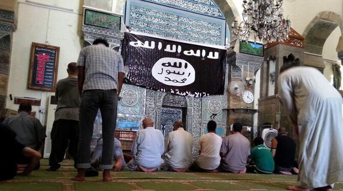 Die IS-Flagge - hier in einer Moschee im Irak - soll in Deutschland verboten werden. Foto: Stringer
