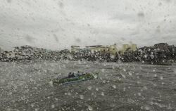 Schlechtes Wetter peitscht das Meer rund um die Philippinen auf. Foto: Ritchie B. Tongo