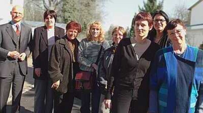 Zum zehnjährigen Wirbelwind-Geburtstag stehen hinter Gisela Zenke (rechts) und Gerda Eschmann (daneben) von links: Dr. Hans Hamm