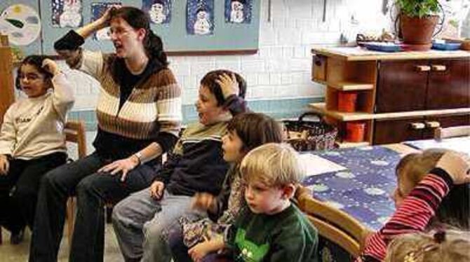 Dass den ganzen Tag zusätzliches Licht an sein muss, stört die Kinder im Grafenberger »Jörgle«-Kindergarten nicht. D