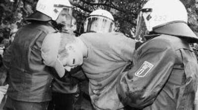 Jugendliche, die Sport treiben, neigen seltener zu Gewaltausbrüchen, die oft nur durch die Polizei in den Griff zu bekommen sind