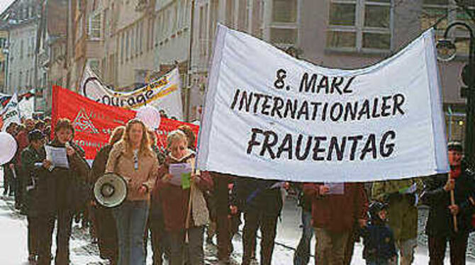 Rund 150 Frauen und Männer demonstrierten für mehr Gleichberechtigung und gegen den drohenden Krieg. Foto: Gerlinde Trinkhaus