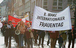 Rund 150 Frauen und Männer demonstrierten für mehr Gleichberechtigung und gegen den drohenden Krieg. Foto: Gerlinde Trinkhaus