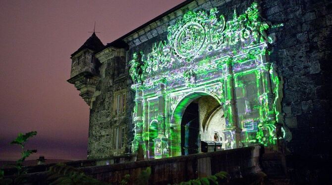 Früher war das Portal zum Tübinger Schloss farbig - vielleicht so?