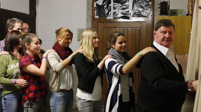 An der Schulter gefasst und im Gleichschritt mit Roland Wahl ins Dunkelrestaurant. FOTOS: LEUSCHKE