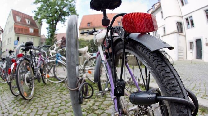 Das A und O gegen den Fahrrad-Diebstahl: Sichere Schlösser verwenden und diese konsequent nutzen. Einfache Seilschlösser sind nu