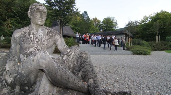 Eines der markantesten Grabmale auf dem Uracher Friedhof ist das der Industriellen-Familie Kempel. Im Hintergrund die Aussegnung