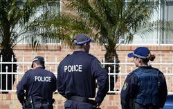 Polizisten nach der Durchsuchung eines Hauses in Sydney. Foto: Dean Lewins