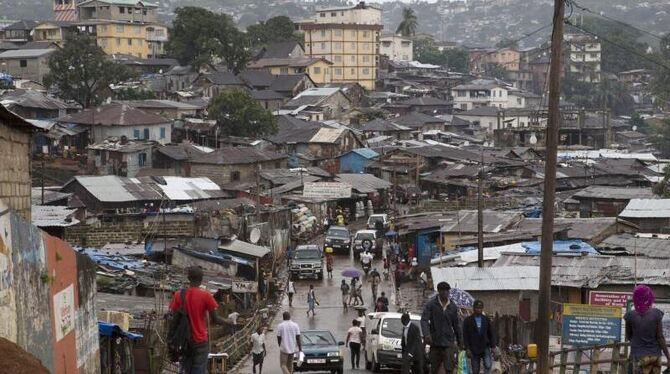 Sierra Leones Hauptstadt Freetown: Das westafrikanischen Land hat zur Bekämpfung der Ebola-Epidemie eine dreitätige Ausgangss