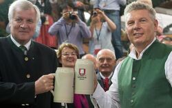 Der bayerische Ministerpräsident Horst Seehofer (l) und Münchens Oberbürgermeister Dieter Reiter stoßen an. Foto: Peter Kneff