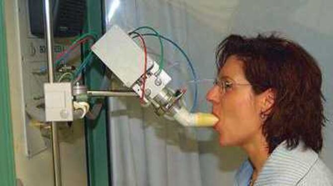 Mit einem Test an diesem Gerät prüft der Arzt die Lungenfunktion.  Foto: Niethammer