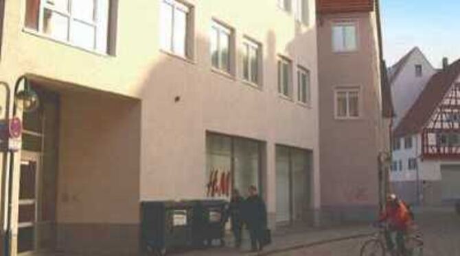 Bleibt dicht: der rückwärtige Eingang (links) von »H & M« an der Bebenhäuserhofstraße samt undekorierten Schaufenstern.  Foto: N