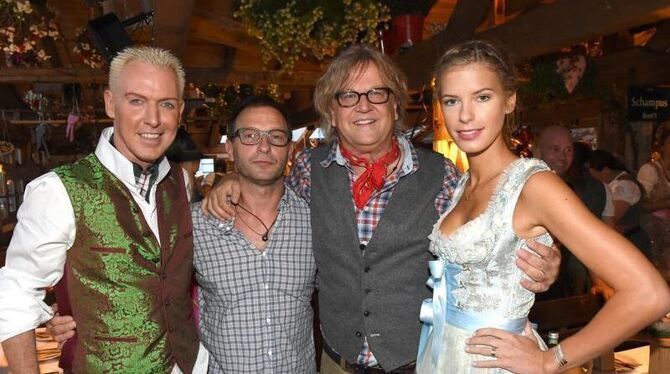 Musiker H.P. Baxxter (l-r) Schauspieler Thomas Kretschmann, Medienmanager Martin Krug und seine Freundin Julia Trainer auf de