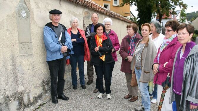 Auch am Denkmal von Lena Kraus blieben viele Fragen bei der Führung des Geschichtsvereins mit Otto Reichhard (links) offen. FOTO