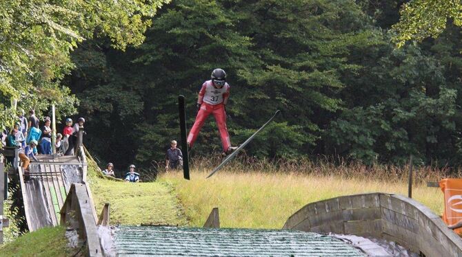 Ziehen die Blicke auf sich: die Skispringer auf der Pfullinger Schanze (Archivfoto).