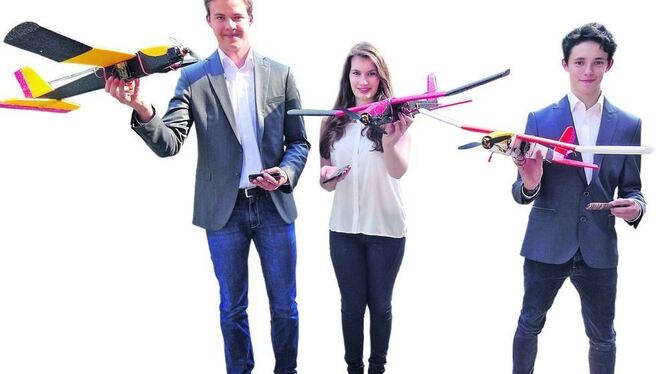 Ready to take off: Markus Schwille, Alicia Maier und Marc Weinmann (von links) mit ihren selbstgebauten, per Smartphone und Blue Ready to take off: Markus Schwille, Alicia Maier und Marc Weinmann (von links) mit ihren selbstgebauten, per Smartphone und Blue