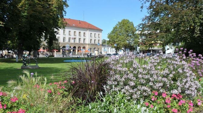 Schön anzuschauen, aber auch ganz schön teuer: die Wechselflorbeete am Listplatz. FOTO: THOMYS