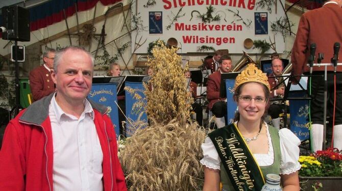 Baden-Württembergs Waldkönigin Doris Gebhard eröffnete den Holztag bei der Sichelhenke. FOTO: THUMM