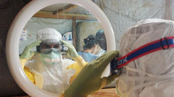 Ebola-Station in einem Krankenhaus in Guinea:  Laut neuen WHO-Zahlen soll die Situation in Westafrika noch weitaus dramatisch