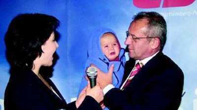 Das war nicht geplant: Lilibeth Reiche (Mitte) unterbrach mehrfach den Redefluss der Mutter, die für die CDU im Bundestag sitzt