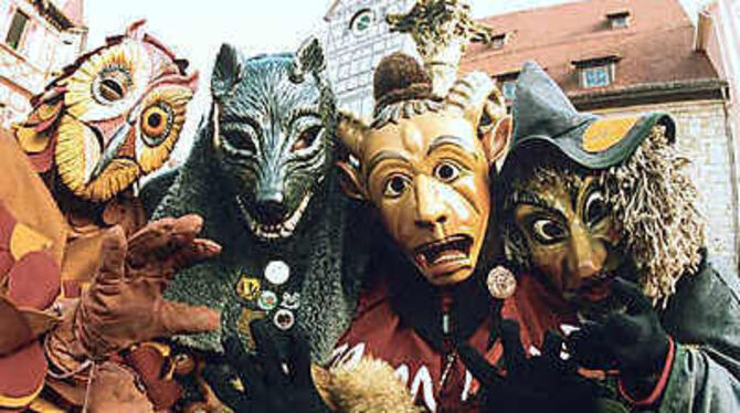 Frech und einladend: Reutlinger Masken stimmen sich auf ein närrisches Wochenende beim Faschingsumzug ein. GEA-Foto: Pacher