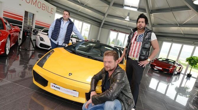 Drei Männer und ein Männertraum: Sven (links) und Michael Kanz mit Moderator Det Müller (vorne) mit einem Lamborghini. FOTOS: PA