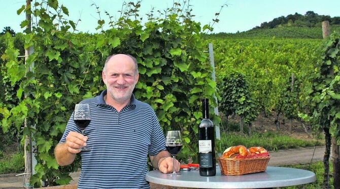 Den Hofbühl im Rücken, ein Glas heimischen Rotweins in der Hand: Gerhard Fritz liebt den Neuhäuser Weinberg – und das trinkbare