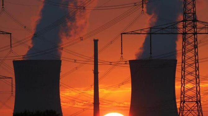 Himmel beim Sonnenuntergang hinter den Kühltürmen des Atomkraftwerks Grafenrheinfeld. Foto: Daniel Karmann