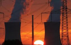 Himmel beim Sonnenuntergang hinter den Kühltürmen des Atomkraftwerks Grafenrheinfeld. Foto: Daniel Karmann